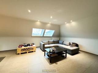 <strong>Te huur, duplexappartement met 3 slaapkamers in Oudenaarde</strong><br /><br />Dit <strong>DUPLEXAPPARTEMENT</strong> is gelegen in een kleinschalige residentie 'De Klaproos' op een <strong>ZEER GUNSTIGE LIGGING</strong>. Het appartement is <strong>INSTAPKLAAR</strong> en is afgewerkt met <strong>KWALITEITSVOLLE MATERIALEN</strong>. Nabij tal van voorzieningen zoals winkels, scholen, openbaar vervoer zoals het station van Oudenaarde en de verbindingsweg N60. <br /><br />Indeling: Inkomhal, afzonderlijk toilet, berging, <strong>RUIME</strong> woonkamer, ingerichte keuken, <strong>3 VOLWAARDIGE SLAAPKAMERS</strong>, ingerichte badkamer, terras, kelderberging en autostaanplaats. <br /><br /><em>Opmerking: Het appartement is geschikt voor maximum 3 à 4 personen! Omdat je financieel comfortabel zou kunnen huren wordt de volgende basisregel gehanteerd: € 910 * 3 = € 2730. </em><br /><br /><strong>Adres: </strong>Gieterijstraat 3 bus 304 - 9700 Oudenaarde<br />Beschikbaar vanaf 1 januari 2026<br />Huurprijs: € 910/mnd + € 60 syndic/mnd <br />EPC: 116,12 kWh/m² - E69 - EP: 03600