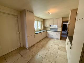 Vlak aan de dorpskern in Zingem treffen we deze zeer ruime woning aan. Dankzij zijn ideale ligging is de woning zeer vlot bereikbaar. De woning werd...