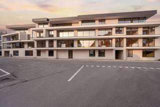 Ontdek dit prachtig, volledig instapklaar appartement op een toplocatie in het hart van Tielt. Het appartement wordt volledig afgewerkt met alle comfort waaronder; schilderwerken, verlichting, gordijnen,.... <br /><br />De ligging is een absolute troef: centraal, op wandelafstand van de Markt van Tielt, en toch geniet u van een rustig woonomgeving in Residentie Noë. <br /><br />Indeling: <br />U komt binnen in een ruimte leefruimte met open keuken. Vanuit de leefruimte heeft u toegang tot het aangenaam, overdekt terras. Verder beschikt het appartement over een praktische berging, nachthal, twee volwaardige slaapkamers, een badkamer en apart gastentoilet. <br /><br />Bij het appartement horen bovendien een ondergrondse autostaanplaats, private berging en drie fietshaken.<br /><br />Het appartement is beschikbaar na voltooiing van de schilderwerken (voorzien september '26).<br />De huurprijs is exclusief de gemeenschappelijke kosten. <br /><br />Bent u op zoek naar een comfortabel en zorgeloos appartement in het centrum van Tielt? Grijp dan deze unieke kans en neem vandaag nog contract met ons op voor een bezoek!<br /><br />EPB in opmaak.