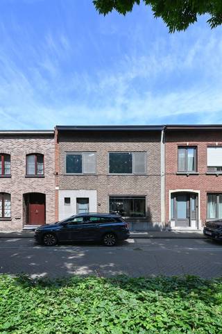 Bekijk deze woning uitgebreid op www.koosi.be Deze prachtig gerenoveerde woning met 2 slaapkamers is gelegen in de Sint Benedictusstraat, deze...