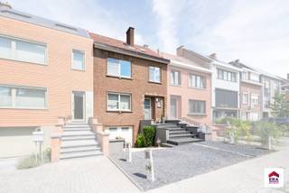 Deze goed gelegen woning in Beersel combineert ruimte, comfort en bereikbaarheid. Met een bewoonbare oppervlakte van 185 m² op een perceel van 2a...