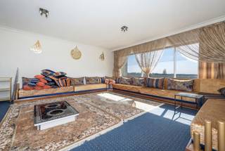 <p>In het hart van het bijzonder gegeerde Brugmannpark in Ukkel biedt dit appartement van ±100 m² op de 7de verdieping een woonomgeving die tegelijk rustig, lichtrijk en inspirerend aanvoelt. Dankzij de doorzonligging op het oosten en westen geniet het de hele dag door van een mooie natuurlijke lichtinval en van open zichten die zijn charme nog extra versterken.</p>
<p>Vanaf de inkomhal voelt u meteen het potentieel van deze plek. De leefruimte nodigt uit om een warme en elegante sfeer te creëren, de keuken wacht erop om volledig naar uw smaak heringericht te worden en de 3 slaapkamers bieden tal van mogelijkheden voor een gezin, een thuiswerkplek of een interieur op maat. De indeling is aangenaam en evenwichtig en maakt het gemakkelijk om zich hier meteen iets moois bij voor te stellen.</p>
<p>Dit appartement is een echte opportuniteit voor wie droomt van een woning die volledig naar eigen wens kan worden ingericht, in een van de meest gegeerde wijken van Ukkel. Een kelder en een garagebox maken het geheel compleet.</p>
<p>Momenteel verhuurd via een huurovereenkomst van 9 jaar die inging op 01/11/2021, spreekt dit pand ook investeerders aan die op zoek zijn naar een toplocatie en een sterk meerwaardepotentieel. De gemeenschappelijke lasten bedragen 414€/maand, aangevuld met 42€/maand reservefonds. EPC G.</p>
<p>Een appartement om opnieuw uit te vinden, in een zeldzame omgeving, om vandaag al het wonen van morgen vorm te geven.</p>
<p><span>7de verdieping</span>: Appartement "A7" (aandelen: 1.705/100.000sten)</p>
<ul>
<li>Inkomhal van ±5 m²</li>
<li>Ruime leefruimte van ±33 m² met terras van ±7 m² gericht op het westen</li>
<li>Ingerichte keuken van ±10 m²</li>
<li>WC met handenwasser</li>
<li>Nachtgang van ±4 m² met ingemaakte kasten</li>
<li>Slaapkamer van ±10 m²</li>
<li>Slaapkamer van ±9 m² met terras van ±7 m² gericht op het oosten</li>
<li>Slaapkamer van ±13 m²</li>
<li>Badkamer met dubbele lavabo, ligbad, WC en washoek</li>
</ul>
<p>Kelder nr. 42<br />1 garage nr. 260 op niveau -3</p>