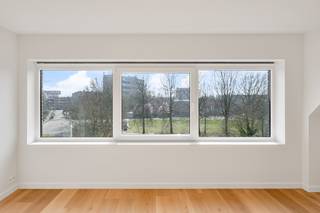 Op een rustige maar toch centrale ligging nabij station Gent-Sint-Pieters vind je dit volledig<br />gerenoveerd appartement, tot in de puntjes afgewerkt met oog voor detail en met gebruik van<br />kwalitatieve materialen.<br />Het appartement straalt moderniteit en comfort uit, met grote glaspartijen en een slimme,<br />praktische indeling. De gezellige leefruimte staat garant voor een licht en ruimtelijk gevoel;<br />de open keuken is volledig uitgerust en ontworpen in een strak, modern design, ideaal voor<br />wie houdt van stijlvol koken.<br />De badkamer is smaakvol ingericht en voorzien van een bad en een douche. Het appartement<br />beschikt over drie comfortabele slaapkamers, perfect voor een koppel, jong gezin of wie een<br />extra ruimte zoekt. Het gemeenschappelijke Olympiadeplein biedt extra<br />ontspanningsmogelijkheden.<br />Met een EPC-score van A, een warmtepomp en vloerverwarming combineert dit appartement<br />modern wooncomfort met energiezuinigheid. Gelegen in een rustige, residentiële buurt, biedt<br />het een ideale balans tussen sereniteit en een uitstekende bereikbaarheid, op korte afstand van<br />de stad Gent.<br />Extra troeven zijn de private (fietsen)berging op het gelijkvloers met apart elektriciteitscircuit.<br /><br />Bezoek? Bel Matthias 0497/76.84.89