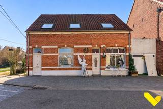 Charmante woning met brocante winkel en theehuis in Sint-Jozef-Olen.<br /><br />Stap binnen in een plek waar wonen, charme en beleving samenkomen. <br />Deze romantisch ingerichte woning met brocante winkel en gezellig theehuis is rustig gelegen in Olen en vormt een ideale stopplaats voor fietsers en passanten die houden van sfeer en authenticiteit.<br /><br />De woning beschikt op het gelijkvloers over een gezellige woonkamer met plaats voor zowel een salon als een eetkamer. Daarnaast is er een volledig ingerichte keuken, voorzien van de nodige toestellen. Verder op het gelijkvloers treffen we nog een douchekamer en toilet.<br /><br />Op de eerste verdieping bevinden zich drie volwaardige slaapkamers en een vierde kamer die perfect kan ingericht worden als jeugdkamer met een bureaugedeelte en een charmant zoldertje waar het bed kan geplaatst worden. <br />Op deze verdieping is er bovendien een sfeervolle badkamer met rustiek ligbad op pootjes, een authentiek lavabomeubel en een toilet.<br /><br />De volledige woning is warm en romantisch ingericht, wat meteen een bijzonder huiselijk gevoel creëert.<br /><br />Onder hetzelfde dak bevindt zich de brocante winkel met een aparte ingang. Hier kunnen bezoekers op hun gemak rond snuisteren tussen kleurrijke, romantische en unieke vintage vondsten en spirituele producten.<br />De winkel sluit aan op een gezellige veranda die ingericht is als kleinschalig koffie- en theehuis. Buiten is er een knus terras met enkele tafeltjes waar gasten kunnen genieten van een kop thee of koffie in een rustige, landelijke sfeer. Voor het horecagedeelte zijn de toiletten ondergebracht in een charmante Pipo-wagen.<br /><br />Verder beschikt deze woning over een kleine kelder en opbergzolder. In de tuin is er bovendien nog een tuinhuis met extra bergruimte.<br /><br />Een bijzondere, charmante eigendom, waar wonen en een kleinschalige handelsactiviteit harmonieus in elkaar overvloeien, in een sfeervol kader…<br />Benieuwd? Bel ons voor een bezichtiging op het nummer 014 58 02 08.