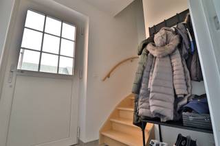 RECENTE WONING IN RUSTIGE BUURT In een rustige verkaveling nabij het centrum van Rollegem kijkt deze recente woning uit naar nieuwe bewoners.  Deze...