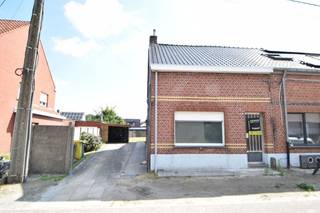 Te renoveren halfopen woning met 2 slaapkamers op een mooi perceel van 465m² in een doodlopende straat. <br /><br />De woning bestaat gelijkvloers uit een inkomhal die uitgeeft op de leefruimte bestaande uit een zit- en eethoek. In de leefruimte is een trap geplaats naar de bovenverdieping. <br />Achteraan is een zeer ruime keuken met plaats voor een eethoek en aanpalend een badkamer met ligbad, lavabo en toilet. Hier is ook een aansluiting voorzien voor de wasmachine.<br /><br />Op de eerste verdieping is er een nachthal die uitgeeft op 2 slaapkamers onder dak. <br /><br />De woning is rustig gelegen op een mooi perceel van 465m² met een goede verbinding naar de N71. Naast de woning staat een houten carport. <br /><br />Troeven:<br />•Rustige ligging in doodlopende straat.<br />•Mooie tuin bereikbaar met de auto.<br />•Het zadeldak is reeds vernieuwd en geisoleerd. <br /><br />Verwarming door middel van stookoliekachels. <br /><br />Vastgoedinfo en asbestattest in aanvraag.<br /><br />De woning is opgenomen op de lijst van onbewoonbare woningen. <br /><br />Indien u meer informatie of een plaatsbezoek wenst, tel. 014 71 50 08 of e-mail: christoffel@vastgoedpicavet.be<br />