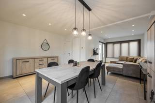 Volledig gerenoveerde gezinswoning met 3 slaapkamers en tuin in Evangeliestraat te HammeDeze volledig gerenoveerde woning is gelegen in de...