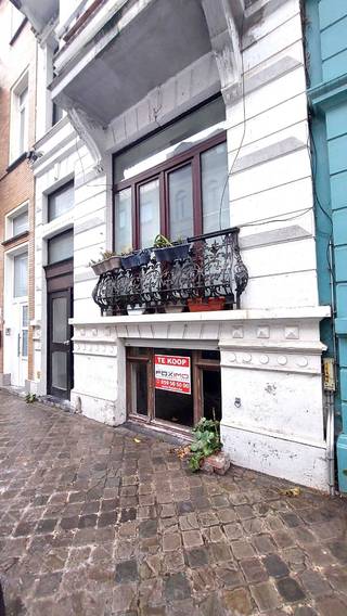 Interessante investeringskans! Of ideaal voor jonge starter!<br /><br />Te renoveren Sous-sol appartement met stadstuintje in centrum Oostende nabij Petit Paris. <br /><br />Dit sous-sol appartement in het hart van Oostende is een uitstekende opportuniteit voor investeerders of jonge starters<br />die op zoek zijn naar een rendabele aankoop aan de kust.<br /><br />Totale oppervlakte van 82m² met tuin en bewoonbare oppervlakte 62m² <br /><br />Dankzij de centrale ligging is dit pand ideaal voor verhuur op lange termijn of vakantieverhuur.<br /><br />Indeling: <br />Woonkamer met salon, eetplaats en slaaphoek. <br />Een aparte keukenruimte , badkamer met ligbad - toilet en lavabo en berging. <br /><br />Privé tuintje / terras wat een zeldzame troef is in het centrum!<br /><br />Toplocatie: Op wandelafstand van strand, winkels, horeca en openbaar vervoer.<br /><br />Vraagprijs 83.000 euro<br /><br />Epc 351 kWh = Label D ( geen renovatie verplichting ) <br /><br />Het appartement is wel te renoveren maar biedt veel mogelijkheden.<br /><br />Bezoeken mogelijk op afspraak. <br /><br /> 