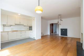 <p><span>Appartement de deux chambres prêt à emménager, avec garage, place de parking et terrasse, idéalement situé entre le Boekenbergpark et le Rivierenhof</span></p><p><span> </span></p><p><span>Vous</span><span>recherchez un appartement spacieux et bien entretenu dans un cadre calme et verdoyant ?</span><span> </span><span>Alors vous êtes au bon endroit. Cet appartement récemment rénové allie un espace de vie lumineux, deux chambres à part entière, une terrasse ensoleillée et un garage spacieux avec une place de parking supplémentaire. De plus, vous vivrez entre le Boekenbergpark et le Rivierenhof, à proximité des commerces, des transports en commun et des axes routiers.</span></p><p><span> </span></p><p><span>Lumière, espace & t confort</span></p><p><span>Le hall d’entrée donne accès à toutes les pièces de l’appartement. Le vaste espace de vie d’environ 32 m² est baigné de lumière naturelle grâce à ses grandes baies vitrées et donne sur une rue verdoyante. Le parquet chaleureux et l’élégante cheminée décorative confèrent à l’ensemble une atmosphère conviviale. À côté se trouve la cuisine ouverte et entièrement équipée, avec plaque de cuisson électrique, four, lave-vaisselle, lave-linge encastré et de nombreux rangements. Grâce à l'ouverture sur le salon, vous bénéficiez ici d'une sensation agréable d'espace. L'agencement comprend également deux chambres, une salle de bains rénovée et une terrasse.</span></p><p><span> </span></p><p><span>Deux chambres & e salle de bains rénovée</span></p><p><span>À l’arrière de la maison, au calme, se trouvent deux chambres dotées du même parquet chaleureux. La plus grande chambre donne directement sur la terrasse, où vous pourrez déguster un café ou profiter du soleil couchant en toute tranquillité. La salle de bains élégante a été récemment rénovée et est équipée d’une grande douche à l’italienne, d’un meuble-lavabo moderne et de toilettes. Le garage spacieux, doté d’un espace de rangement supplémentaire, ainsi que la place de parking située devant, constituent une véritable valeur ajoutée, vous permettant de garer sans problème deux voitures.</span></p><p><span> </span></p><p><span>Une vie au vert entre deux parcs</span></p><p><span>La Van Havrelei est une large avenue résidentielle située dans un quartier très prisé de Deurne. Vous vivez entre le Boekenbergpark et le Rivierenhof, deux magnifiques parcs où vous pouvez vous promener, faire du sport ou vous détendre. À quelques minutes à pied, vous trouverez un Delhaize, des écoles, les transports en commun et les principaux axes routiers. Vous profiterez ainsi d’un cadre de vie verdoyant avec toutes les commodités à portée de main.</span></p><p><span> </span></p>