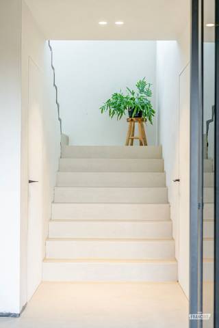 BEZOEKDAG OP 26.09 – ENKEL OP AFSPRAAK<br /><br />Op een uiterst rustige en groene ligging in Hooglede vinden we deze ruime woning op een uitzonderlijk perceel van maar liefst 3.770 m². Een eigendom waar ruimte, rust en privacy centraal staan en waar u bovendien nog volop de mogelijkheid heeft om de verdere afwerking volledig naar eigen smaak te bepalen.<br /><br />De belangrijkste ruwbouwwerken en technische voorzieningen werden reeds uitgevoerd. Zo beschikt de woning onder meer over een nieuw dak, lucht-waterwarmtepomp met vloerverwarming, ventilatiesysteem, hoogrendementsglas met aluminium schrijnwerk en voldoende isolatie volgens de huidige normen. Ook het sanitair en de nodige technische voorzieningen werden reeds voorzien.<br /><br />De woning dient voornamelijk nog verder afgewerkt en ingericht te worden. Ook aan de buitenschil is nog verdere afwerking te voorzien.<br /><br />Binnenkomen doen we via de centrale inkomhal met apart toilet. Vervolgens komen we in de ruime, open leefruimte waar de keuken en zithoek mooi in elkaar overvloeien. Dankzij de grote raampartijen geniet u vanuit de leefruimte van een prachtig zicht op de tuin en het omliggende groen.<br /><br />De volledig ingerichte keuken beschikt over alle nodige keukentoestellen. Verder is er toegang tot de kelder en een praktische wasberging, die aansluit op de eerste badkamer met inloopdouche en lavabomeubel.<br /><br />Op de verdieping bevinden zich de masterbedroom alsook de tweede en derde slaapkamer, beide voorzien van een handige mezanine. Daarnaast is er ruimte voor een tweede badkamer, waarbij alle technische voorzieningen reeds klaarliggen. De verdere inrichting hiervan kunt u volledig naar eigen wensen bepalen.<br /><br />Ook buiten biedt dit eigendom heel wat mogelijkheden. Het ruime perceel zorgt voor veel groen, rust en privacy. Bovendien werden reeds vergunningen afgeleverd voor het plaatsen van een dubbele carport en een tuinberging met garage, samen goed voor ongeveer 100 m² extra binnenruimte.<br /><br />Voor meer informatie of een bezoek, contacteer ons via axel@immofrancois.be of 0471/45.29.95.<br /><br />