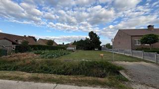 Te koop: bouwgrond van 6,97 are in Hoeleden.<br /><br />Bouwgrond voor open bebouwing, rustig landelijk gelegen met een goede bereikbaarheid naar omliggende dorpen en slechts 15min verwijderd van Tienen.<br />Geschikt voor wie een vrijstaande woning wil bouwen.<br /><br />Geen bouwverplichting.!<br /><br />Interesse? Neem contact op voor meer info.