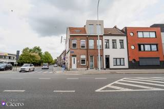 Cette maison jumelée rénovée à Malines offre une surface habitable de 120 m2, répartie sur quatre chambres et une salle de bain. La propriété comprend un jardin, un garage et une cave, offrant ainsi un espace de rangement et un confort supplémentaires. Les rénovations récentes confèrent à la propriété un aspect frais. Avec une classe EPC D, la maison est économe en énergie. L'aménagement spacieux et la présence d'un jardin en font une option attrayante pour ceux qui recherchent une maison familiale confortable.