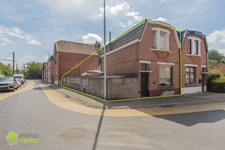 <p>Deze halfopen woning is ideaal gelegen in het hart van Zele, op wandelafstand van winkels, scholen en openbaar vervoer. Dankzij de zuidwestgerichte tuin, de praktische indeling én een achteruitweg, biedt deze woning tal van mogelijkheden voor wie centraal wil wonen met het comfort van buitenruimte.</p><p><br /><strong><u>Indeling:</u></strong><br /><strong><u>Kelder:</u></strong> <br />Droge kelder, ideaal als opbergruimte</p><p><br /><strong><u>Gelijkvloers:</u></strong><br />De inkomhal geeft toegang tot een lichtrijke leefruimte, verbonden met een ingerichte keuken. Achteraan bevindt zich de badkamer, een toilet en een veranda die uitkijkt op de tuin. Deze veranda vormt een extra leefruimte en leidt naar de zuidwestgerichte tuin, waar het heerlijk vertoeven is. De achteruitweg biedt bijkomende praktische toegang tot het perceel.<br />Achterliggende bergruimte. </p><p><br /><strong><u>Eerste verdieping:</u></strong><br />Op de eerste verdieping vinden we een nachthal en twee volwaardige slaapkamers.</p><p><strong><u>Troeven: </u></strong><br />- Halfopen bebouwing<br />- 2 ruime slaapkamers<br />- Zuidwestgerichte tuin met achteruitweg<br />- Centrale ligging nabij alle voorzieningen in Zele</p><p>Bent U op zoek naar een leuk project dan is deze woning wel iets voor U !  BOEK vandaag nog uw afspraak.<br />Boek nu uw afspraak - T. 052/55.55.55 - GSM 0479 36 88 14 of via onze site | info@immotwins.be - maxime@immotwins.be </p>