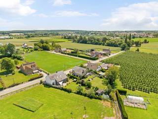 Deze vrijstaande villa is gelegen op een toplocatie aan een doodlopende straat in Nieuwerkerken op een prachtig perceel van 9are 31ca. <br /><br />De woning wordt gekenmerkt door een unieke en speelse architectuur en heeft een bewoonbare oppervlakte van 310m² (bron EPC). De woning is volledig onderkelderd (niet opgenomen in de bew. opp.), is circa 196m² groot met een hoogte van 3m en biedt plaats aan 4 auto's, een fietsenstalling of kan gebruikt worden als werkplaats of hobbyruimte. <br />Via de inkomhal met afzonderlijk gastentoilet kom je terecht in de ruime en lichtrijke woon- en eetkamer, die aansluit op de keuken met ontbijthoek. De aangename erker biedt een mooi zicht op de tuin en een zijdeur biedt toegang tot het terras. Verder beschikt de woning over een praktische berging met maatwerk en een aparte wasplaats. Daarnaast is een badkamer met douche en wastafel. Op het gelijkvloers bevindt zich ook een volwaardige slaapkamer met ingemaakte kasten, momenteel ingericht als buro.<br />Op de eerste verdieping bevindt zich de nachthal met toegang tot 3 slaapkamers en een masterbedroom met aansluitend een dressing en een aparte ruimte, nu gebruikt als stockageruimte maar mogelijkheid tot extra badkamer. <br /><br />De woning beschikt over een prachtige zuid-georiënteerde tuin. <br /><br />Verkeerstechnisch: rustig gelegen in een doodlopende straat met een vlotte verbinding naar de invalswegen en in de nabijheid van scholen, winkels en openbaar vervoer.<br /><br />Bijzonderheden: <br />- 23 zonnepanelen mét groene stroomcertificaten tot 2031( minstens 5 certificaten aan €330/stuk)<br />- Elektriciteit conform<br />- Gunstig EPC B<br />- Rustige doch centrale ligging