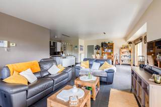 Dit instapklaar appartement op het eerste verdiep combineert ruimte, licht en comfort op een uitstekende locatie in Steendorp.<br /><br />Bij het binnenkomen word je verwelkomd in een inkomhal met gastentoilet. Vervolgens kom je in de <strong>lichtrijke leefruimte</strong> met <strong>open keuken</strong> en aansluitende <strong>berging</strong>. In de leefruimte is bovendien een aparte hoek voorzien die ideaal kan dienen als bureau of leeshoek. Vanuit de leefruimte heb je toegang tot twee terrassen: een <strong>ruim terras van 18 m²</strong> en een kleiner terras van 3 m².<br /><br />Achteraan het appartement bevinden zich <strong>drie volwaardige slaapkamers</strong> en een verzorgde badkamer, uitgerust met bad, douche en dubbele wastafel. Aan de achterzijde is er nog een <strong>derde terras </strong>van 3,8 m².<br /><br />Dit appartement is <strong>zeer goed onderhouden</strong>, beschikt over een <strong>EPC-label A</strong> en de elektriciteit is conform, een zorgeloze aankoop dus.<br /><br />Garagebox verplicht mee aan te kopen <strong>25 000€</strong>.<br /><br />Kortom, dit appartement biedt alles wat je zoekt: ruimte, functionaliteit en energiezuinig wonen met meerdere buitenterrassen.<br />Wenst u een kijkje te nemen? Maak gerust een afspraak via 03 502 98 74 of emily@claves.be<br /><br /><span>(stedenbouw in aanvraag) </span><br /> 