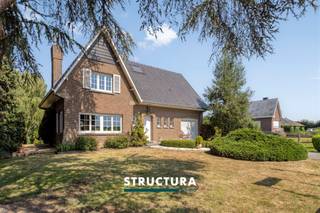 Villa met vergunde loods op een uitzonderlijk perceel van ca. 45 are, omgeven door velden in Grimbergen.Bent u op zoek naar een eigendom waar wonen, ruimte en functionaliteit perfect samenkomen? Dan is deze vrijstaande villa, gelegen op een uitzonderlijk perceel van ca. 45 are in een groene omgeving te Grimbergen, zeker een bezoek waard.Omgeven door uitgestrekte velden en genietend van een prachtig open zicht, biedt deze eigendom een unieke combinatie van privacy, wooncomfort en tal van mogelijkheden. De vergunde loods maakt het geheel bovendien bijzonder interessant voor zelfstandigen, hobbyisten of wie op zoek is naar extra opslagruimte.IndelingGelijkvloers: ruime inkomhal met vestiaire en gastentoilet, lichtrijke leefruimte met kachel, eetplaats, keuken en garage met automatische poort.Eerste verdieping: nachthal, 3 slaapkamers, badkamer, bureau en zolder.Kelder: verschillende kelderruimtes.Exterieur: ruime oprit met verschillende parkeerplaatsen, prachtig aangelegde tuin met volwassen bomen en optimale privacy, alsook een vergunde loods van ca. 12,32 m x 20,70 m.Karakteristieken- Vrijstaande villa op een perceel van ca. 45 are (oppervlakte nog definitief op te meten door landmeter)- Vergunde loods van ca. 255 m² (12,32 m x 20,70 m)- 3 slaapkamers en bureau- Garage met automatische poort- Prachtige tuin met veel bomen en maximale privacy- Vrij vanaf 15/01/2027Een eigendom zoals deze komt zelden op de markt. Dankzij de combinatie van een landelijke ligging, een ruime villa, een uitzonderlijk perceel en een vergunde loods biedt deze eigendom tal van mogelijkheden voor zowel gezinnen als zelfstandigen. Contacteer Structura voor meer informatie of een bezoek ter plaatse via 02 460 80 46 of info@structura.be
