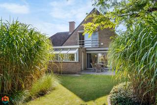 Op een uitstekende locatie in Heist-op-den-Berg bevindt zich deze ruime villa (325m²) met 3 slaapkamers op een perceel van 1410 m². De...