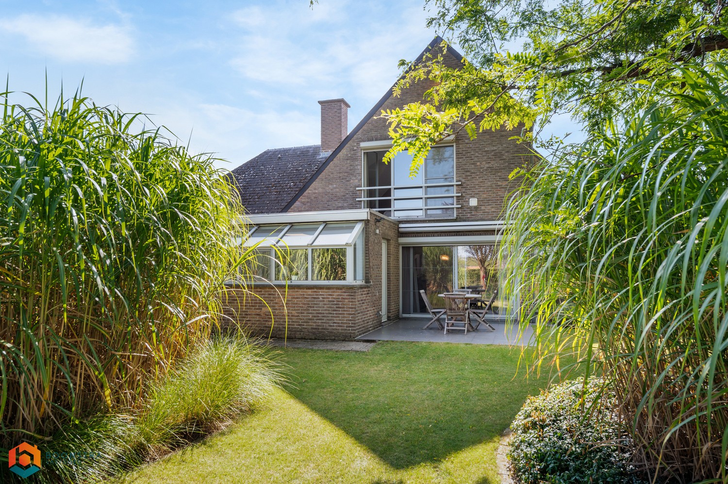 Stijlvolle villa met prachtige tuin, 3 slaapkamers en mogelijkheid tot vrij beroep - foto 2