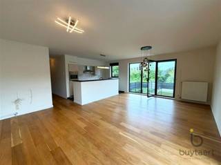 <p><span>Lichtrijk hoekappartement te huur in Wommelgem, gelegen op de eerste verdieping van een kleinschalig gebouw zonder lift. Het appartement beschikt over een gezellige woonkamer op parket met aansluitend terras, een open keuken voorzien van alle toestellen, twee slaapkamers van 13,5 m² en 9,5 m², waarvan de grootste toegang geeft tot het tweede terras, een badkamer met bad en douche, apart toilet en een praktische berging met aansluiting voor een wasmachine. Dankzij de hoekligging is er veel natuurlijke lichtinval en geniet u van een mooi zicht op het groen. Het appartement is voorzien van een nieuwe cv op gas, fiber, vliegenramen, gordijnen en verlichting.</span></p><p><span>Twee buitenautostaanplaatsen zijn verplicht bij te huren aan €100 per plaats p/mnd. </span></p><p><span>Vaste kosten inbegrepen.</span></p><p><span>Onmiddellijk beschikbaar.</span></p>