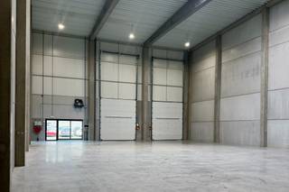 In de Bouwstraat in Lokeren langs de E17 bieden wij u dit uniek, gloednieuw magazijn aan (553 m²).Indeling en kenmerken:- 553 m² magazijnruimte:...