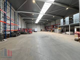 Strategisch gelegen bedrijfsgebouw te koop bestaande uit opslagruimte met kantoren. Op een toplocatie vlak aan de N70 en op amper 10 minuten van de E17, met een zeer vlotte verbinding richting Gent & Antwerpen.<br /><br />De magazijnruimte van 1.135 m² heeft een vrije hoogte van 8 meter en is voorzien van 3 sectionale poorten, lichtstraten met rookluik en polybetonvloer. Bovendien is er een mezzanine aanwezig van 50 m², ideaal als extra opslag. Aan de achterzijde van het gebouw bevindt zich nog een buitenterrein, geschikt voor extra stockage of praktische buitenruimte. Het gebouw is voorzien van instapklare kantoren van 165 m², uitgerust met een kitchenette en sanitaire voorziening. Tevens zijn er 7 parkeerplaatsen aanwezig en voldoende manoeuvreerruimte.<br /><br />Contacteer PANORAMA B2B voor bijkomende (technische) inlichtingen, plannen of een vrijblijvend plaatsbezoek 0477 06 30 30.
