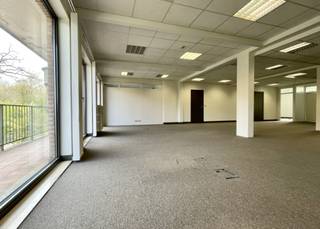 Pleasant offices to rent between the Bascule and the Vert Chasseur, behind the Bois de La Cambre. Ideal for a liberal profession, with a clientele...