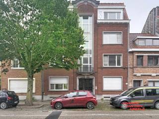 Cet appartement rénové situé à la Karel De Stoutelaan à Bruges allie confort et emplacement central. Il comprend une chambre et une salle de bain, idéal pour ceux qui recherchent un espace de vie compact et convivial dans ce quartier au charme authentique.<br /><br />Le quartier offre un parfait équilibre entre calme et dynamisme, avec de nombreux commerces, restaurants et lieux culturels accessibles à pied. Grâce aux bonnes liaisons de transport, vous rejoindrez facilement le centre-ville et les autres quartiers de la ville.<br /><br />L'appartement est bien entretenu et dispose d'une disposition pratique, facilement adaptable à vos besoins personnels. Une excellente opportunité pour profiter pleinement de la vie dans la charmante ville de Bruges.<br /><br />Charges : 50 € de provision pour charges communes, consommation privée d’eau à charge du locataire. Forfait de 25 € annuel indexé pour charges diverses.