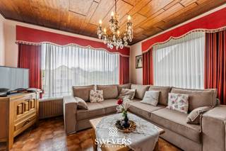 Voor meer info en foto’s, surf naar www.swevers.be – Deze open bebouwing aan Nieuwstraat 66 in Heusden-Zolder biedt een mooie kans voor wie op zoek is naar ruimte, een praktische indeling en een perceel met mogelijkheden. De woning, gebouwd in 1970, beschikt over een bewoonbare oppervlakte van 198 m² en bevindt zich op een perceel van 720 m². Binnenin vindt u een functionele indeling met een inkomhal, een lichtrijke woonkamer van 27,51 m² en een aansluitende keuken van 14,84 m². De keuken geeft toegang tot het terras, wat zorgt voor een aangename verbinding met de tuin. Op het gelijkvloers bevinden zich drie slaapkamers van respectievelijk 13,91 m², 9,90 m² en 7,08 m², die flexibel kunnen worden ingericht als slaap-, werk- of hobbyruimte. De centraal gelegen badkamer is bereikbaar via de hal. Daarnaast beschikt de woning over een kelder van 25,12 m² met meerdere bergingen en een inpandige garage van 21,56 m², wat zorgt voor extra opslag- en parkeermogelijkheden. De noordoost georiënteerde tuin biedt voldoende ruimte voor ontspanning, spelende kinderen of het creëren van een aangename buitenomgeving. De woning is gelegen in een rustige buurt met een vlotte bereikbaarheid. Snelwegen bevinden zich op 2,5 km, openbaar vervoer op 1,3 km en winkels, restaurants en ontspanningsmogelijkheden liggen in de nabije omgeving. Dankzij de ruime opzet, praktische indeling en gunstige ligging biedt deze woning tal van mogelijkheden voor wie op zoek is naar een thuis die verder naar eigen wensen kan worden ingevuld. Voor meer informatie, bel 011 255 155. Bron bewoonbare oppervlakte: EPC-verslag. Dit pand is onderworpen aan de renovatieverplichting van de Vlaamse overheid voor residentiële gebouwen (behoudens bij sloop binnen 5 jaar na de aankoop). Consulteer voor meer informatie de website van het Vlaams Energie- en Klimaatagentschap via https://www.vlaanderen.be/een-huis-of-appartement-kopen/renovatieverplichting-voor-residentiele-gebouwen.