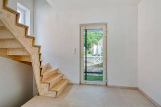 <p><span><strong>TE KOOP: Volledig gerenoveerde en instapklare woning met 3 slaapkamers te Koersel!</strong></span><br /><span>Deze volledig gerenoveerde gezinswoning aan de Laan op Heusden 62 te Koersel combineert een hedendaagse afwerking met een ruime en praktische indeling en veel natuurlijk licht. De woning onderging een grondige, EPB-plichtige renovatie, waarbij niet alleen aandacht werd besteed aan de uitstraling en het interieur, maar ook aan energiezuinigheid en hedendaags wooncomfort.</span><br /><span>Via de inkomhal komt u terecht in de ruime en lichtrijke leefruimte. De verschillende leefgedeelten sluiten mooi op elkaar aan en omvatten een gezellige zithoek, eetruimte en een moderne open keuken. De keuken vormt met haar centrale kookeiland het hart van de woning en werd uitgerust met alle hedendaags comfort. Dankzij de open indeling en de grote raampartijen ontstaat hier een aangename leefomgeving, ideaal voor zowel het dagelijkse gezinsleven als het ontvangen van gasten.</span><br /><span>Aansluitend aan de keuken bevindt zich een ruime berging/wasplaats. Verder beschikt het gelijkvloers over een afzonderlijk gastentoilet. </span><br /><span>Op de eerste verdieping bevinden zich drie volwaardige slaapkamers en een comfortabele badkamer. Daarnaast beschikt de woning over een ruime zolder, bereikbaar via een zolderluik, die heel wat bijkomende opbergmogelijkheden biedt. Ook is er een praktische opbergkelder aanwezig.</span><br /><span>Op energetisch vlak werd de woning grondig aangepakt. In het kader van de renovatie werden onder meer de gevels, daken en vloeren geïsoleerd en werd aandacht besteed aan energiezuinig schrijnwerk en ventilatie. De woning is bovendien uitgerust met zonnepanelen en een ventilatiesysteem C.</span><br /><span>Ook buiten biedt deze woning de nodige troeven. De ruime oprit voorziet in voldoende parkeergelegenheid. Achteraan bevindt zich een terras met aansluitend een volledig omheinde tuin, waar u in alle rust van de buitenruimte kunt genieten.</span><br /><span><strong>Ligging:</strong></span><br /><span>Gunstig gelegen nabij het centrum van Koersel, met winkels, scholen, openbaar vervoer en andere dagelijkse voorzieningen in de nabije omgeving. Ook de omliggende verbindingswegen zijn vlot bereikbaar.</span><br /><span><strong>Indeling:</strong></span><br /><span>- Gelijkvloers: inkomhal, ruime en lichtrijke leefruimte met zit- en eetgedeelte, moderne open keuken met kookeiland, ruime berging/wasplaats en gastentoilet.</span><br /><span>- Verdieping: nachthal, 3 volwaardige slaapkamers en badkamer.</span><br /><span>- Extra: ruime zolder bereikbaar via een zolderluik en praktische opbergkelder.</span><br /><span>- Buiten: ruime oprit met voldoende parkeergelegenheid, terras en volledig omheinde tuin.</span><br /><span><strong>Troeven:</strong></span><br /><span>- Volledig en grondig gerenoveerd!</span><br /><span>- Instapklaar!</span><br /><span>- EPB-plichtige, ingrijpende energetische renovatie!</span><br /><span>- 3 volwaardige slaapkamers!</span><br /><span>- Moderne open keuken met kookeiland!</span><br /><span>- Ruime en lichtrijke leefruimte!</span><br /><span>- Zonnepanelen!</span><br /><span>- Energiezuinig gerenoveerd!</span><br /><span>- Ventilatiesysteem C!</span><br /><span>- Ruime zolder met veel opbergmogelijkheden!</span><br /><span>- Praktische opbergkelder!</span><br /><span>- Ruime oprit en volledig omheinde tuin!</span><br /><span>- Gunstige ligging nabij het centrum van Koersel!</span><br /><span><strong>EPB-plichtig</strong></span><br /><span><strong>G-score: A </strong></span><br /><span><strong>P-score: A </strong></span><br /><span><strong>Niet gelegen in signaalgebied, niet gelegen in een afgebakende oeverzone of een afgebakend overstromingsgebied.</strong></span><br /><span>Stedenbouwkundige info: woongebied – bouwvergunning – geen voorkooprecht</span></p>