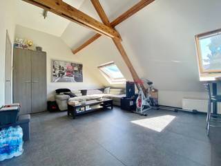 Dit dakappartement bestaat uit een inkom, leefruimte met open volledig ingerichte keuken, slaapkamer, badkamer met douche en lavabomeubel, toilet...