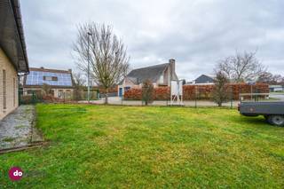 <p><span>Ruime gezinswoning met 5 slaapkamers in de Planetenwijk in Boortmeerbeek</span></p><p><span> </span></p><p><span>Ben je op zoek naar een ruime gezinswoning op een mooi perceel, en dit in een rustige en aangename buurt? Zoek niet verder! Ontdek deze mooie woning in de Marsweg, midden in de geliefde Planetenwijk!</span></p><p><span> </span></p><p><span>Via de inkomhal met apart toilet kom je meteen in de ruime en lichtrijke leefruimte met een gezellig zit- en eetgedeelte. Aansluitend bevindt zich de volledig ingerichte keuken met een praktische, ruime koele berging.</span></p><p><span> </span></p><p><span>Via de trap in de hal kom je op de eerste verdieping. Hier bevinden zich 5 slaapkamers -waarvan 2 kleinere- en een badkamer met een ligbad, douche, toilet &amp; dubbele wastafel. Daarnaast is er een ruime stockagezolder over de volledige verdieping, ideaal voor het opbergen van seizoensspullen. </span></p><p><span> </span></p><p><span>Wil je je wagen graag droog en veilig parkeren? Dan is de inpandige garage een absolute troef. Ook voor fietsen en extra bergruimte biedt deze garage een duidelijke meerwaarde. Op de oprit kan je meerdere wagens parkeren.</span></p><p><span> </span></p><p><span>Tot slot is er de tuin, die de woning volledig omringt en uitnodigt om in alle rust te genieten. </span></p><p><span> </span></p><p><span>Kortom: een woning met tal van troeven, veel ruimte en een rustige ligging een echte aanrader!</span></p><p><span> </span></p><p><span>Interesse in een bezoek? Contacteer ons!</span></p><p><span> </span></p><p><span>015 20 36 00 - info@domoxim.be</span></p><p><span> </span></p><p><span>domoXim. Waar dromen thuis komen!</span></p><p><span> </span></p><p><span>Ook de waarde kennen van je </span><span>eigen</span><span> woning? Wij geven je graag advies.</span></p>