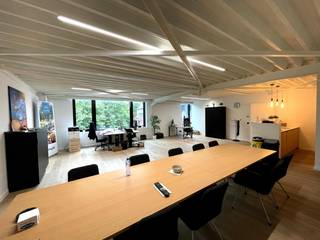 Ontdek dit recent gerenoveerde en instapklare bedrijfsgebouw, bestaande uit een modern landschapskantoor van 76 m² gecombineerd met een praktische magazijnruimte van 76 m².<br /><br />Dankzij de uitstekende ligging langs de Brusselsesteenweg, vlakbij de op- en afrit van de R4 en één van de belangrijkste invalswegen naar Gent, geniet u van een vlotte bereikbaarheid.<br /><br />Via een aparte inkom met trap bereikt u het kantoor op de eerste verdieping. De kantoorruimte beschikt over een representatieve inkom met balie, een ruim landschapskantoor, een praktische kitchenette achter de balie en een aangename lucht-luchtverwarming en -koeling.<br /><br />Op het gelijkvloers bevinden zich de sanitaire voorzieningen en de magazijnruimte, ideaal voor opslag of logistieke activiteiten.<br /><br />Vooraan het gebouw zijn 2 privatieve parkeerplaatsen inbegrepen.<br /><br />Troeven:<br />✔ 76 m² modern landschapskantoor<br />✔ 76 m² magazijnruimte<br />✔ Aparte inkom met balie<br />✔ Kitchenette en sanitair<br />✔ Lucht-luchtverwarming en -koeling<br />✔ Uitstekende ligging nabij de R4 en Gent<br />✔ Beschikbaar vanaf 01/09/2026<br /><br />Een ideale combinatie van kantoor en opslag op een strategische locatie.<br />Absoluut een bezoek waard!