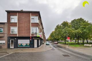 <p><span>Dit opbrengsteigendom is gelegen te 2020 Antwerpen, het openbaar vervoer, scholen en invalswegen bevinden zich in korte nabijheid. </span></p><p><span>Het gebouw bestaat uit 3 appartementen, (één met drie slaapkamers, één met 2 slaapkamers en één met één slaapkamer ) en een commercieel gelijkvloers. </span></p><p><span>Het commercieel gelijkvloers en de drie appartementen zijn momenteel verhuurd en hebben een totale huuropbrengst van +- € 3.900/maand.<br /><br /></span><span>Indeling:</span><span><br /></span><span>Gelijkvloers:</span><span> handelspand<br /></span><span>Appartementen:</span><span> </span></p><p><span>1) Op de eerste verdieping bevindt zich een appartement met drie slaapkamers, woonkamer met aansluitend de keuken/eetkamer, badkamer met toilet, een aparte ingang is voorzien.</span></p><p><span>2) Op de tweede verdieping bevinden zich twee appartementen met gelijkaardige indeling, één appartement heeft twee slaapkamers, het tweede appartement beschikt over één slaapkamer.</span></p><p><span>Het gebouw is volledig onderkelderd.</span></p><p><span> </span></p><p><span> </span></p><p><span>Nuttige informatie:</span></p><ul><li><span>EPC GLV: F-label</span></li><li><span>EPC 1eV: 254 kWh/m²j-label C</span></li><li><span>EPC 2eV R: 632 kWh/m²j-label </span></li><li><span>EPC 2e V L: 618 kWh/m²j-label F</span></li><li><span>Afzonderlijke meters voor de nutsvoorzieningen</span></li><li><span>Elektriciteitsattesten conform </span></li></ul><p><span>Renovatieverplichting van toepassing</span></p><p><span> </span></p><p><span>P-score (perceelscore: klasse C)</span></p><p><span>G-score (gebouwscore: klasse C)</span></p><p><span> </span></p><p><span>Voor een bezoek ter plaatse kan u ons contacteren op het nummer 03 449 42 41 of mail ons via <span>hallo@habicom.be</span></span></p><p><span>Benieuwd naar de waarde van jouw woning? Check het gratis op <span>www.watismijnhuiswaard.be</span></span><span> </span></p><p><span> </span></p><p><span> </span></p>