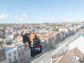 Residentie Raphael, gelegen aan de Kerkstraat 247 in Blankenberge, geniet van een vlotte bereikbaarheid nabij het centrum, het station en de belangrijkste invalswegen. Op wandelafstand van het strand en de polders woon je hier op een plek waar rust, comfort en levenskwaliteit samenkomen. De gekaleide gevel in combinatie met zwarte aluminium ramen geeft het gebouw een moderne en tijdloze uitstraling.
Deze stijlvolle residentie telt slechts één appartement per verdieping, goed voor maximale privacy en wooncomfort. De appartementen bieden een bewoonbare oppervlakte van 107 m², telkens met twee terrassen. Het dakappartement onderscheidt zich door de hoge plafonds tot in de nok, wat zorgt voor een uniek gevoel van ruimte en licht.
Residentie Raphael werd ontworpen met oog voor kwaliteit, duurzaamheid en energiezuinigheid. Elk appartement beschikt over vloerverwarming via een warmtepomp, drie privatieve zonnepanelen en ventilatiesysteem D. De afwerking is hoogwaardig met parket in leefruimte en slaapkamers, volkeramische tegels (75x75) in de overige ruimtes, volledig uitgeruste keuken, badkamers met inloopdouche en basebetonafwerking aan de muren.
Op het gelijkvloers bevinden zich afgesloten en zeer ruime garageboxen waarvan één met extra berging. Oplevering voorzien eind 2025. Mogelijkheid tot aankoop aan 6% btw.
Op zoek naar een instapklaar appartement vlakbij het centrum van Blankenberge? Plan nu je bezoek in en contacteer ons via 050 70 81 74 of hello@keyimmo.be
.
