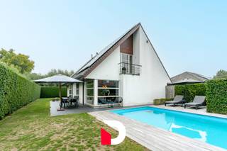 Deze vrijstaande en volledig instapklare woning (bouwjaar 2002) bevindt zich in een rustige en kindvriendelijke/residentiële buurt op fiets...