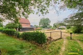  Large parcelle de 27,7 mètres pour un développement ouvert avec une superficie de 9aren 82centiaren. Contactez-nous pour obtenir le règlement de...