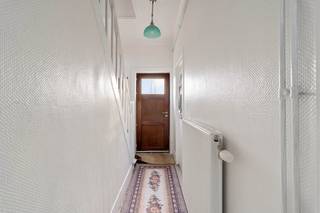 Op zoek naar een gunstig gelegen woning met 2 slaapkamers, een leuke tuin en een ruime verder af te werken zolder? Dan is dit zeker een kijkje waard...