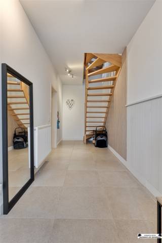 <p><span>Deze typische woonwijk is heerlijk rustig gelegen, maar toch vlakbij het centrum van Kruibeke met een ruim aanbod aan scholen, winkels, parken, een goede verbinding naar de E17, openbaar vervoer en op wandelafstand van de Kruibeekse Polders en het veer.</span></p><p><span> </span></p><p><span>Via de inkomhal kom je in de eerste kamer die zowel kan dienen als werkruimte, hobbyruimte of slaapkamer. Daarnaast ligt de garage/ wasplaats met een laadpaal voor een elektrische wagen. Op de eerste verdieping een grote en gezellige leefruimte met zithoek en eetplaats en met aanpalend de moderne volledig uitgeruste open keuken. Via de glazen achterwand kom je op het leuke terras. Er is ook een kleine berging. In de gang vinden we een toilet en kunnen we een verdiep hoger naar een mooi afgewerkte badkamer met ligbad en toilet en twee ruime slaapkamers (19-18m²) en bergruimte/technische ruimte.</span></p><p><span> </span></p><p><span>Deze knappe moderne woning wacht op jouw bezoek.</span></p><p><span> </span></p>