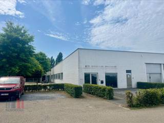 Instapklare, bemeubelde kantoorruimte van 290 m² met 10 private parkeerplaatsen te huur. Deze moderne en lichtrijke kantoren zijn volledig...