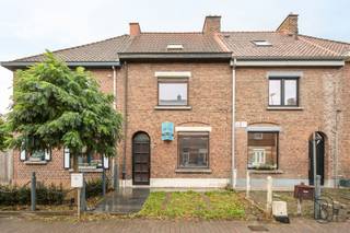 Instapklare gezinswoning met 3 slaapkamers, parkeerplaats op de oprit en tuin met terras, vlakbij het centrum!INDELING: inkomhal, woonkamer, keuken,...