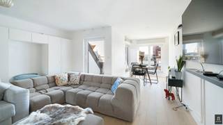 Gelegen op het beste deel in de Lippenslaan bevindt zich dit aangename duplex-appartement met een vlotte en functionele indeling en...