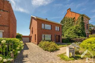 <h2><span>Ruime te renoveren gezinswoning met veel potentieel op toplocatie</span></h2><p><span>Op een centrale en vlot bereikbare locatie in Broechem bevindt zich deze ruime gezinswoning met een bewoonbare oppervlakte van maar liefst 204 m². Deze woning biedt een uitstekende basis voor wie op zoek is naar een renovatieproject met veel mogelijkheden om een eigendom volledig naar eigen smaak en hedendaagse woonnormen in te richten.</span></p><p><span>Via de ruime inkomhal met apart gastentoilet betreedt u de woning. Meteen valt het open karakter van de woning op, waardoor de leefruimtes genieten van een overvloed aan natuurlijk licht. De royale leefruimte biedt tal van indelingsmogelijkheden en vormt samen met de aansluitende keuken het hart van de woning. De keuken geeft uit op een praktische berging met aansluitingen voor een wasmachine en droogkast en beschikt bovendien over een handige zijdeur naar buiten. Dankzij de grote raampartijen wordt de tuin als het ware bij de woning betrokken en ontstaat een aangenaam ruimtelijk gevoel.</span></p><p><span>Op de verdiepingen bevinden zich drie volwaardige en ruime slaapkamers, evenals een badkamer die praktisch is ingericht en de mogelijkheid biedt om volledig naar eigen smaak te worden gemoderniseerd. Daarnaast beschikt de woning over een ruime zolderverdieping die tal van mogelijkheden biedt. Mits de nodige inrichting kan hier eenvoudig extra woonruimte worden gecreëerd, zoals bijkomende slaapkamers, een bureau of een hobbyruimte. Verder beschikt de woning over een praktische kelder die perfect dienst kan doen als voorraad- of bergruimte.</span></p><p><span>Buiten geniet u van een zonnige, zuidgerichte tuin waar u de hele dag door van de zon kan genieten. De tuin beschikt bovendien over een handige achteringang, wat extra toegankelijkheid en gebruiksgemak biedt. Daarnaast is er een garage met automatische poort en een oprit, terwijl er voor de woning nog verschillende openbare parkeerplaatsen beschikbaar zijn.</span></p><p><span>Ook op praktisch vlak biedt deze woning heel wat mogelijkheden. Alle ramen zijn voorzien van rolluiken en de verwarming gebeurt via radiatoren op stookolie. De woning beschikt over een EPC-label E, wat een renovatieverplichting met zich meebrengt, maar tegelijk een mooie kans biedt om de woning energetisch te optimaliseren en volledig af te stemmen op de hedendaagse woonwensen. Bovendien is de woning volledig vergund.</span></p><p><span>De ligging vormt een absolute meerwaarde. Winkels, scholen, openbaar vervoer en sport- en recreatiefaciliteiten bevinden zich in de onmiddellijke omgeving. Dankzij de vlotte verbinding met de E313 en andere belangrijke invalswegen bereikt u Antwerpen en omliggende gemeenten in een mum van tijd. Zo combineert deze woning een uitstekende bereikbaarheid met het comfort van wonen in een aangename en goed uitgeruste woonomgeving.</span></p><p><span> </span></p><p><span>Plan je graag een bezoek? 0492/39.16.32 (Jelle) | info@immomk.be - ook voor een correcte waardebepaling kan u bij ons terecht.</span><span> </span></p>