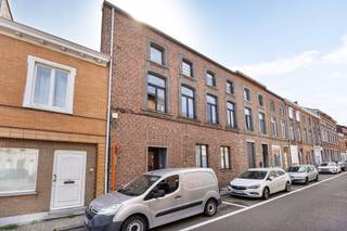 <p><strong>Interesting investment property comprising 3 one-bedroom apartments on the outskirts of Tienen</strong></p><p>This property is located near the Fathers’ Church, just outside the ring road of Tienen.</p><p>Excellent mobility score: all amenities are within walking and cycling distance, and there is quick access to the E40 motorway.</p><p>Well-maintained building with a characterful façade, in very good condition. </p><p></p><p>Interested and want to be among the first to discover this opportunity? We are launching the sale with an exclusive <strong>“Avant-Première” on Friday 03/07 and Saturday 04/07</strong>. Schedule your visit via the “Book your visit” button. The guide price is €349,000. Bids can be submitted until <strong>06/07</strong>. Please consult the Avant-Première terms and conditions below.</p><h3>Layout and features of the building</h3><p><strong>Basement:</strong></p><ul><li><p>Shared basement with individual utility meters.</p></li></ul><p><strong>Ground floor:</strong></p><ul><li><p>Shared entrance hall.</p></li><li><p><strong>Apartment 1:</strong> 54 m² – living room – fitted kitchen – bedroom – bathroom (shower) – terrace and garden.</p></li><li><p>EPC: 299 kWh/m²/year (label C) – compliant electrical installation – asbestos-free.</p></li></ul><p><strong>First floor:</strong></p><ul><li><p><strong>Apartment 2:</strong> 45 m² – living room with open-plan fitted kitchen – bedroom – bathroom.</p></li><li><p>EPC: 168 kWh/m²/year (label B) – compliant electrical installation – asbestos-free.</p></li></ul><p><strong>Second floor:</strong></p><ul><li><p><strong>Apartment 3 (duplex):</strong> 82 m² – living room – fully fitted kitchen – bathroom – bedroom.</p></li><li><p>EPC: 278 kWh/m²/year (label C) – compliant electrical installation – asbestos-free.</p></li></ul><p>Each apartment has its own central heating system and separate water, gas and electricity meters.</p><p>The bathrooms are equipped with a washbasin, shower and toilet.</p><p></p><p>The apartments are currently vacant.</p><p></p><p>The building has been regularly refreshed and renovated over the years. It is in excellent condition and ready for immediate occupancy.</p><p>Only a few limited adjustments regarding compliance and fire safety are still required (fire prevention report available).</p>