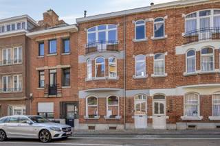 Super gelegen woning in het ‘Nieuw Kwartier’, te Constantin Meunierstraat.<br /><br />De woning werd in 2024 volledig vernieuwd, dak, ramen, alle technieken,…. <br />Deze gezinswoning omvat op de gelijkvloerse verdieping een karaktervolle inkomhal, een zeer ruime en gezellige woonkamer met ruime eetplaats en volledig uitgeruste keuken. Via de woonkamer bereiken we de onderhoudsvriendelijke stadstuin. Tot slot vinden we op deze verdieping nog een apart toilet. <br />Op de 1ste verdieping vinden we 2 ruime slaapkamers (14,6 &amp; 16 m²), op deze verdieping vinden we ook nog een badkamer met ligbad en ruim lavabo meubel. De slaapkamer aan de achterkant heeft nog een prachtig en ruim dakterras. <br /><br />Op de 2de verdieping vinden we nog 2 ruime slaapkamer (14 &amp; 29 m²), alsook een douchekamer met inloopdouche, lavabo en toilet. De grote slaapkamer is een duplex kamer met nog een stockage zolder. Ideaal als dressing, hobbykamer, opbergruimte, ...<br />Tot slot beschikt de woning over een droge stockage kelder. <br />De EPC is A, elektriciteit is conform, de woning is uitgerust met 6 885 wp aan zonnepanelen en recent werd er airco geïnstalleerd. Tot slot is er een regenwaterput.<br />De woning is volledig asbest vrij!