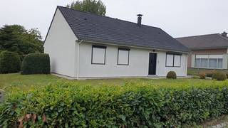 Deze bungalow werd grondig gerenoveerd in 2020.  Indeling : inkomhall, living, ingerichte keuken, veranda, toilet, badkamer, 3 slaapkamers, berging...