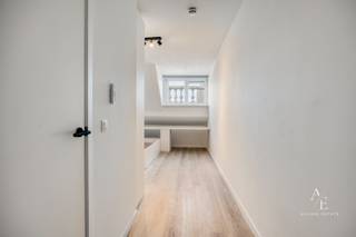 Deze prachtige studentenkamer is onmiddellijk beschikbaar en bevindt zich in een volledig vernieuwd, historisch gebouw op een topligging in het centrum, overal dichtbij. Op basis van andere verhuringen in het gebouw is het verwacht aanvangshuurrendement maar liefst 5,3%. Daarbovenop komt er dan nog een jaarlijkse meerwaarde waardoor dit zowel interessant is als investering als voor eigen gebruik.<br /><br />Wenst u meer informatie of een afspraak ter plaatse?<br />Contacteer ons via +32 470 06 80 15 of nathan@accessestate.be<br /><br />Een unieke combinatie van authentieke charme en moderne energiezuinigheid maakt dit een bijzonder aantrekkelijke opportuniteit voor zowel eigen gebruik als investering.<br /><br />De kamer beschikt over:<br />- Private badkamer (douche, toilet, lavabo in meubel)<br />- Eigen koelkast en microgolf<br />- Meubels inbegrepen (bureau, bed en vaste kast)<br />- Het gebouw biedt extra comfort dankzij:<br /> > Mooie, lichtrijke gemeenschappelijke ruimtes<br /> > Zonnepanelen gekoppeld aan het gebouw<br /> > Energiezuinig - verwarming via warmtepomp (EPC label B)<br /><br />Dankzij de centrale ligging is dit een uiterst gegeerde studentenresidentie met sterke verhuurpotentie (verwacht aanvangsrendement van 5,3% + meerwaarde). Bovendien is Kortrijk een opkomende studentenmarkt (+6,7% meer inschrijvingen op 1 jaar tijd) met uitbreidingen van Vives, Howest, UGent, Kulak etc.<br /><br />Verkoop onder registratierechten.<br /><br />Prijs: €110.000 (excl. kosten)<br /><br />Een ideale opportuniteit voor wie op zoek is naar een kwalitatief studentenkot of een goede vastgoedinvestering met een behapbare instapprijs. Spring nu op de kar van de stijgende vraag naar kwalitatief studentenvastgoed op een goede locatie in centrum Kortrijk!