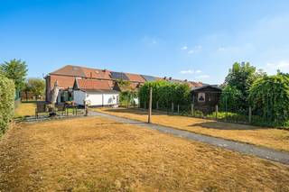 [[ DIT PAND NEEMT DEEL AAN DE ERA OPEN HUIZEN DAG OP 19/9 VAN 17:30 TOT 18:30 ]]
<h3>Woning met veel potentieel op een mooi perceel aan de rand van Eeklo</h3>

<p>Op een leuke en rustige locatie aan de rand van Eeklo vinden we deze <strong>halfopen bebouwing op een perceel van maar liefst 508 m²</strong>. De woning is volledig te renoveren, maar biedt dankzij de ligging, de perceeloppervlakte en de indeling heel wat mogelijkheden om er een mooie gezinswoning van te maken.</p>

<p>De woning bevindt zich op korte afstand van <strong>scholen, winkels en dagelijkse voorzieningen</strong>, waardoor dit een bijzonder interessante locatie is voor gezinnen of voor wie graag alles vlot bereikbaar heeft.</p>

<p>Een extra troef is de <strong>uitrit achteraan het perceel</strong>, met toegang tot de <strong>garage</strong>. Hierdoor zijn er niet alleen praktische parkeermogelijkheden, maar biedt het perceel ook extra flexibiliteit bij een toekomstige renovatie of herinrichting.</p>

<p>Wie op zoek is naar een woning die volledig naar eigen smaak en wensen kan worden aangepakt, krijgt hier een mooie kans. <strong>Een renovatieproject met potentieel, op een ruim perceel en op een aantrekkelijke locatie aan de rand van Eeklo.</strong></p>

<p><strong>Troeven:</strong></p>

<ul><li>Halfopen bebouwing</li><li>Perceel van 508 m²</li><li>Volledig te renoveren</li><li>Leuke ligging aan de rand van Eeklo</li><li>Scholen en winkels in de nabije omgeving</li><li>Uitrit achteraan</li><li>Garage aanwezig</li><li>Tal van mogelijkheden voor renovatie en inrichting</li></ul>

<p><strong>Ideaal voor wie op zoek is naar een woning met ruimte en mogelijkheden om er een echte thuis van te maken!</strong></p>