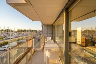 Appartement met zicht op de jachthaven, bestaande uit 2 slaapkamers en een gesloten garagebox in de residentie. Mooi vernieuwd en voorzien van overal ingemaakte kasten.
Inkomhal met toegang tot de open leefruimte en halfopen keuken, met aansluitend de berging achter de keuken. De keuken is uitgerust met alle comfort.
Vanuit de leefruimte is er toegang tot het terras met zuidwestelijke oriëntatie en prachtig zicht op de jachthaven van Zeebrugge — een echt vakantiegevoel het hele jaar door.
Verder zijn er twee volwaardige slaapkamers en een ruime badkamer. Daarnaast is er nog een tweede berging die ook als douchekamer kan worden ingericht, evenals een apart toilet.
In de kelderverdieping is er nog een private kelderberging en de afgesloten garagebox in de residentie.
Voor een bezoek of meer informatie kunt u contact opnemen met makelaar Stéphanie via 0472 77 86 60 of stephanie@keyimmo.be.