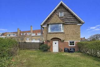 Halfopen woning rustig gelegen in de residentiële wijk De Simli, op wandelafstand van het strand, winkels en andere voorzieningen. Deze...