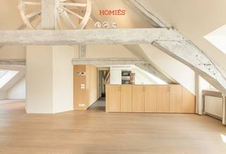 Op een toplocatie in de Leuvense binnenstad bevindt zich dit stijlvolle loftappartement met hoogwaardige afwerking. Via de lift bereik je de...